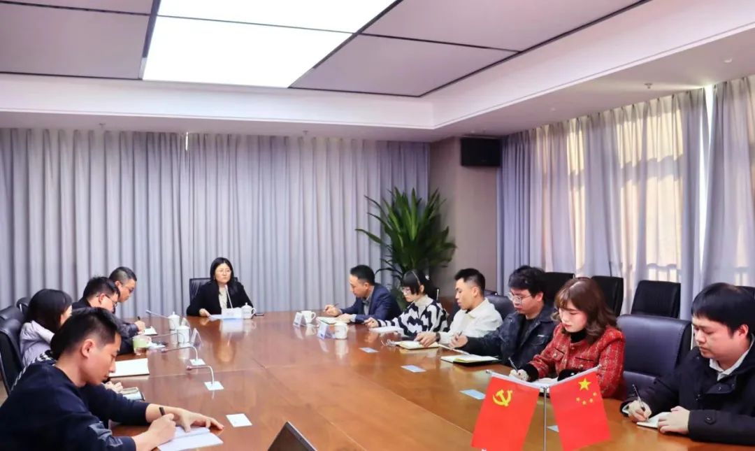 市云顶集团公司向导赴汇融投资集团开展主题教育宣讲运动